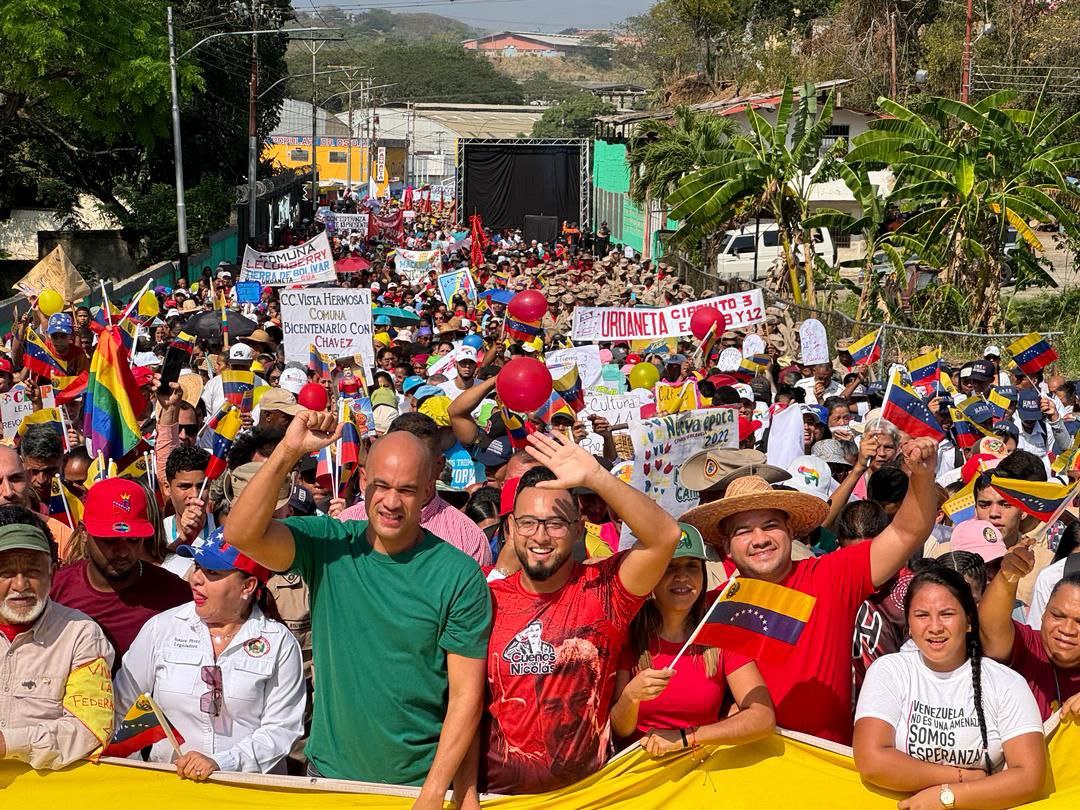 NicolasMaduro's tweet photo. Esto fue hoy en Cúa los Valles del Tuy celebrando los 207 años de nuestro líder histórico Ezequiel Zamora con su grito rebelde y vigente de "Horror a la Oligarquía"... Zamora cabalga de nuevo, vamos a otra Victoria en Santa Inés... Dios con nosotros... https://t.co/0R8DOGtJU7