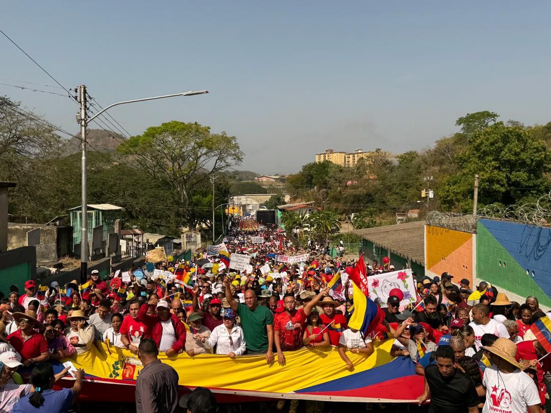 NicolasMaduro's tweet photo. Esto fue hoy en Cúa los Valles del Tuy celebrando los 207 años de nuestro líder histórico Ezequiel Zamora con su grito rebelde y vigente de "Horror a la Oligarquía"... Zamora cabalga de nuevo, vamos a otra Victoria en Santa Inés... Dios con nosotros... https://t.co/0R8DOGtJU7