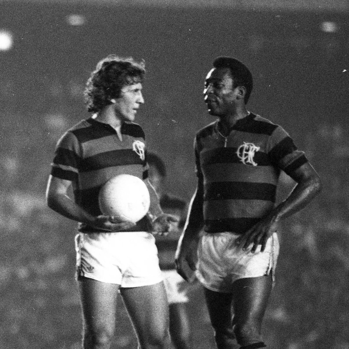 goleadadazoeira's tweet photo. de tempos em tempos

o GOAT decide atuar na MAIOR EQUIPE do seu esporte

📸 Sebastião Marinho/O Globo | Reuters | XPB https://t.co/XwohYHmBkM