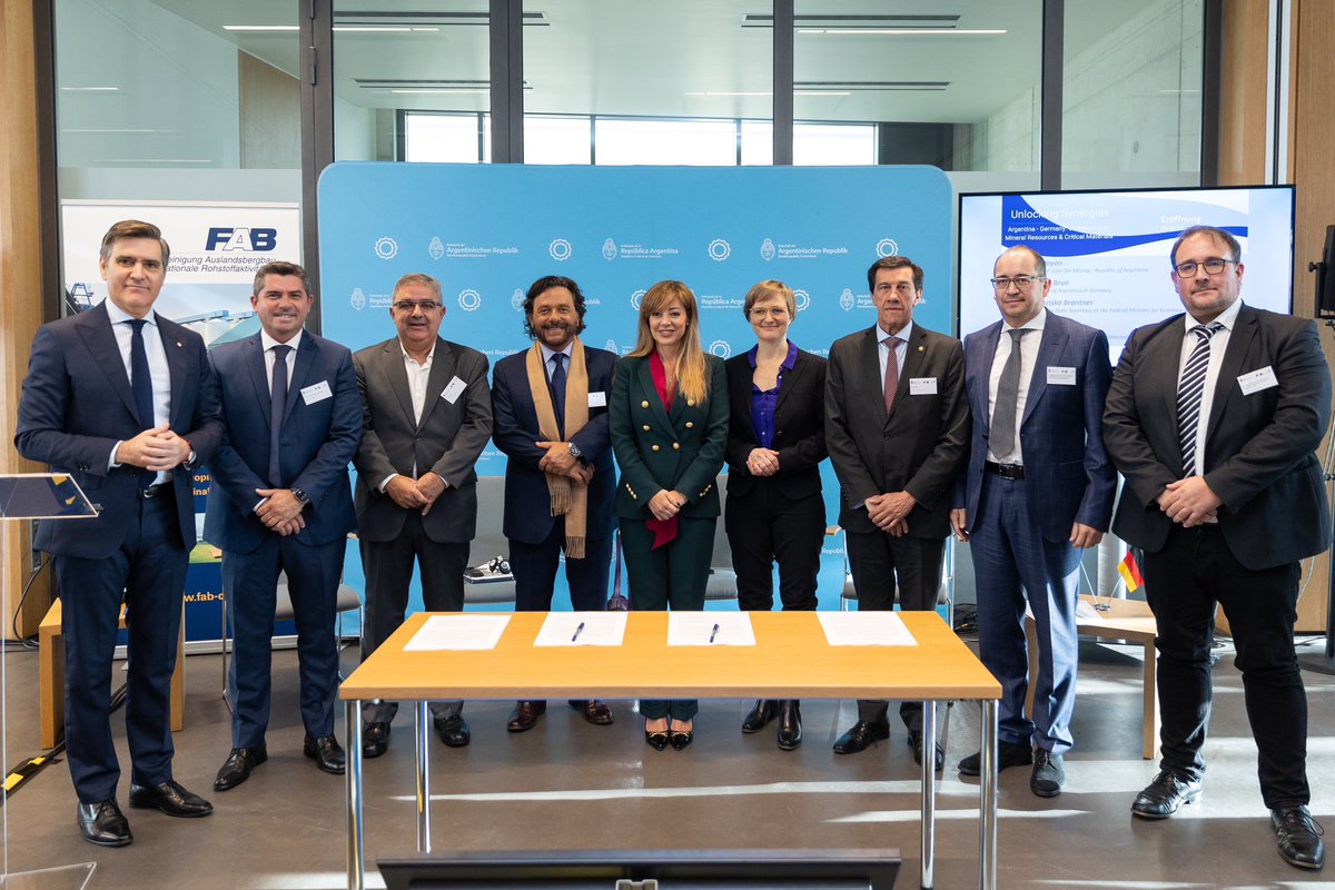 Los gobernadores de la Mesa del Litio y la <a href="/secmineria_arg/">Secretaría de Minería</a>, <a href="/FlaviaRoyon/">Flavia Royon</a>, firmamos un convenio de cooperación con la empresa EUSATI GmbH con el objetivo estratégico de producir hidróxido de litio con los más altos estándares de sustentabilidad (+)

<a href="/RaulJalil_ok/">Raúl Jalil</a> <a href="/carlossadirjuy/">Carlos Sadir</a>