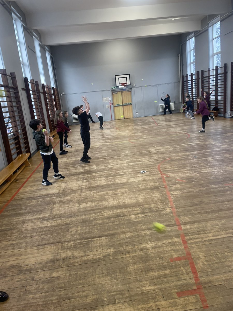 🎾 We are working on returning the ball using a good technique. We watched our partner carefully and gave them some feedback. We then tried to put this feedback into action! 🎾