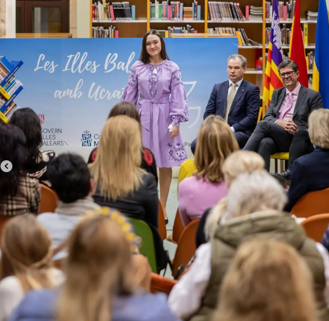 BiblioCanSales's tweet photo. Gràcies a tota la comunitat ucraïnesa de Mallorca, al Consolat General d'Ucraïna a Barcelona, a @AmarUcraina @goib @ConselldeMca @ajuntpalma a l'escriptor Miquel Àngel Lladó Ribas i a la violinista Núria Aragón Campaner, i a  @embatllibres https://t.co/pj9RL5iO4j