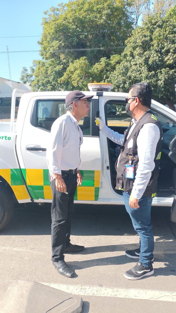 TransporteJal's tweet photo. Hoy personal de la dirección de Supervisión al Transporte Público inició con las pruebas de alcoholemia a conductores del transporte público, donde se realizaron 63 pruebas, las cuales dieron como resultado negativo. 🍷🌡️❌ https://t.co/sUPPokXEAQ