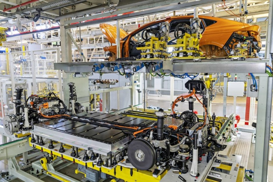 Barre tijden op komst: volgens een rapport van het Franse ‘Ecole Polytechnique’ 🇫🇷 kan de EU 🇪🇺 de kracht van haar autoindustrie verliezen zonder industriële strategie. Een 🧵/1.