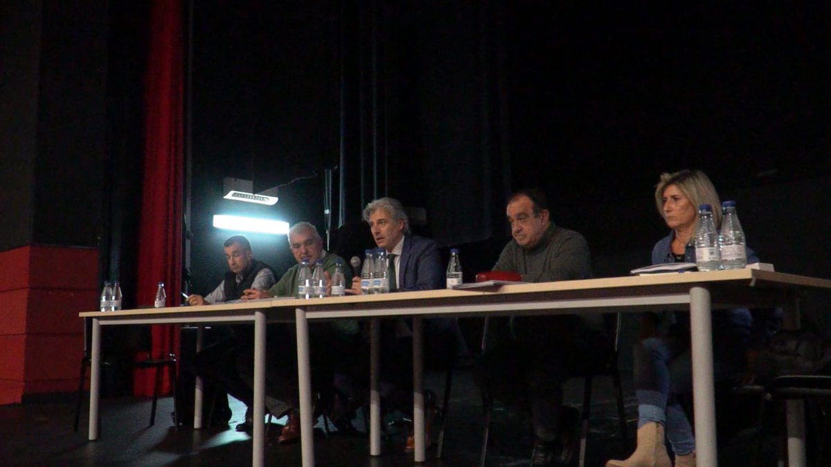 RFFM_oficial's tweet photo. 👋 El presidente @PacoDiezRFFM acompañado por una amplia representación de su junta directiva han estado esta tarde en la reunión de la federación con clubes de la zona de Fuenlabrada ✅ https://t.co/L9iHncRFh9