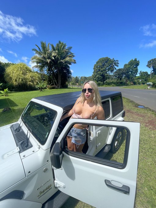 I&rsquo;m ready for some fun in the sun again. Wbu? 🌞😘 https://t.co/Fk214E3gXv<a href="/tag/nojumper"class="tags"><span>#nojumper</span></a>