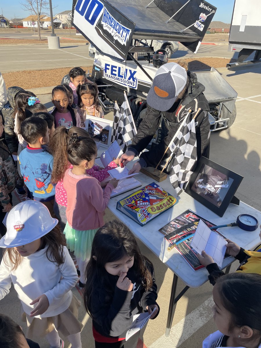 OfficialCISD's tweet image. 👩‍⚕️👨‍🎓💼 This week was College and Career Week and Noble-Reed hosted a Careers on Wheels event! 🚗🌐 Our high school CTE classes also presented during morning assembly about what future careers they have been studying for. #CISDBelieves #CISDGrows