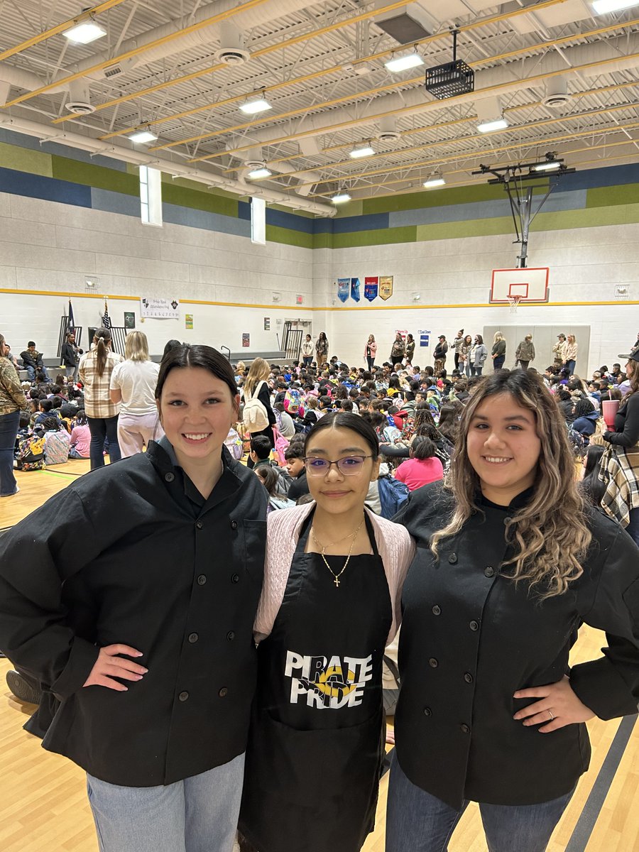 OfficialCISD's tweet image. 👩‍⚕️👨‍🎓💼 This week was College and Career Week and Noble-Reed hosted a Careers on Wheels event! 🚗🌐 Our high school CTE classes also presented during morning assembly about what future careers they have been studying for. #CISDBelieves #CISDGrows