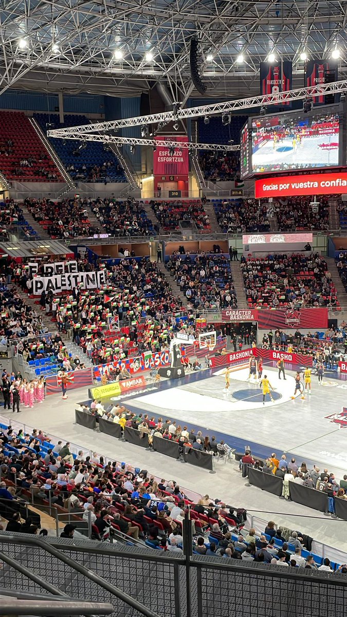 🏆🏀 #EuroLeague 'FREE PALESTINE' en la grada del Buesa Arena

‼️ Se juega este <a href="/Baskonia/">Kosner Baskonia</a> vs <a href="/MaccabiTLVBC/">Maccabi Tel Aviv BC</a>

📸 <a href="/kevintxo/">Kevin Fernández</a>