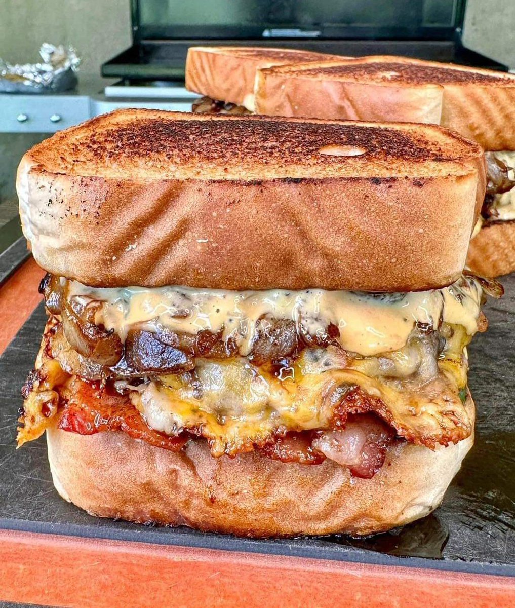 Pattymelt with Texas toast. I'd eat this breakfast, luch, or dinner.  😋