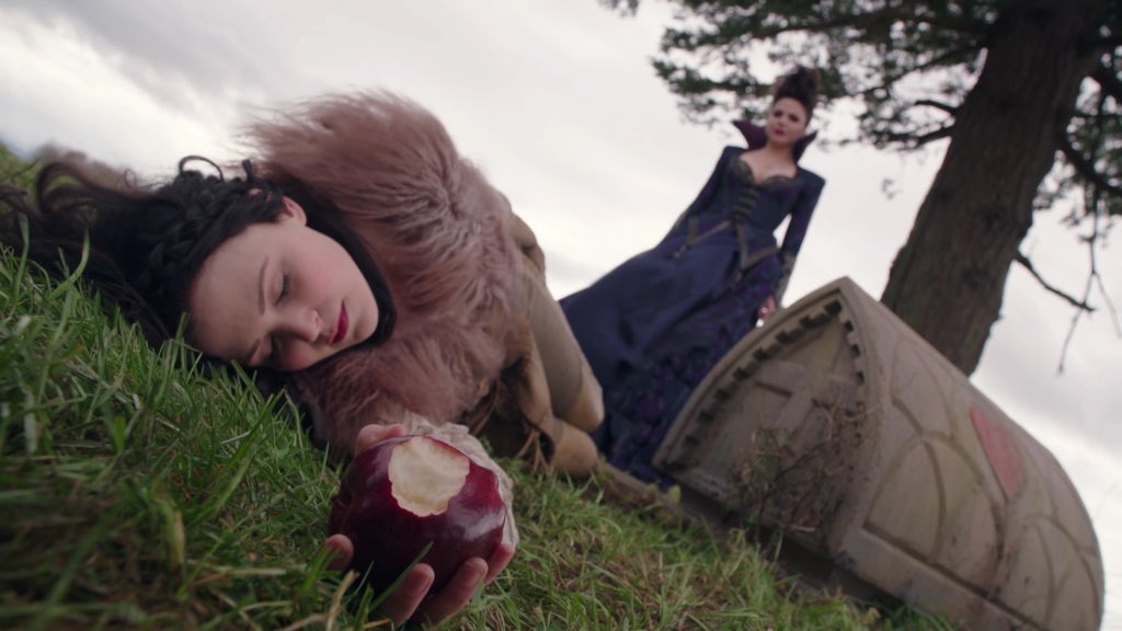 xToniBx's tweet photo. A really good episode with a twist at the end 🥹♥️
#OUAT #OnceUponATime #AnAppleRedAsBlood #OUATRewatch https://t.co/ZuqVvWk5r3