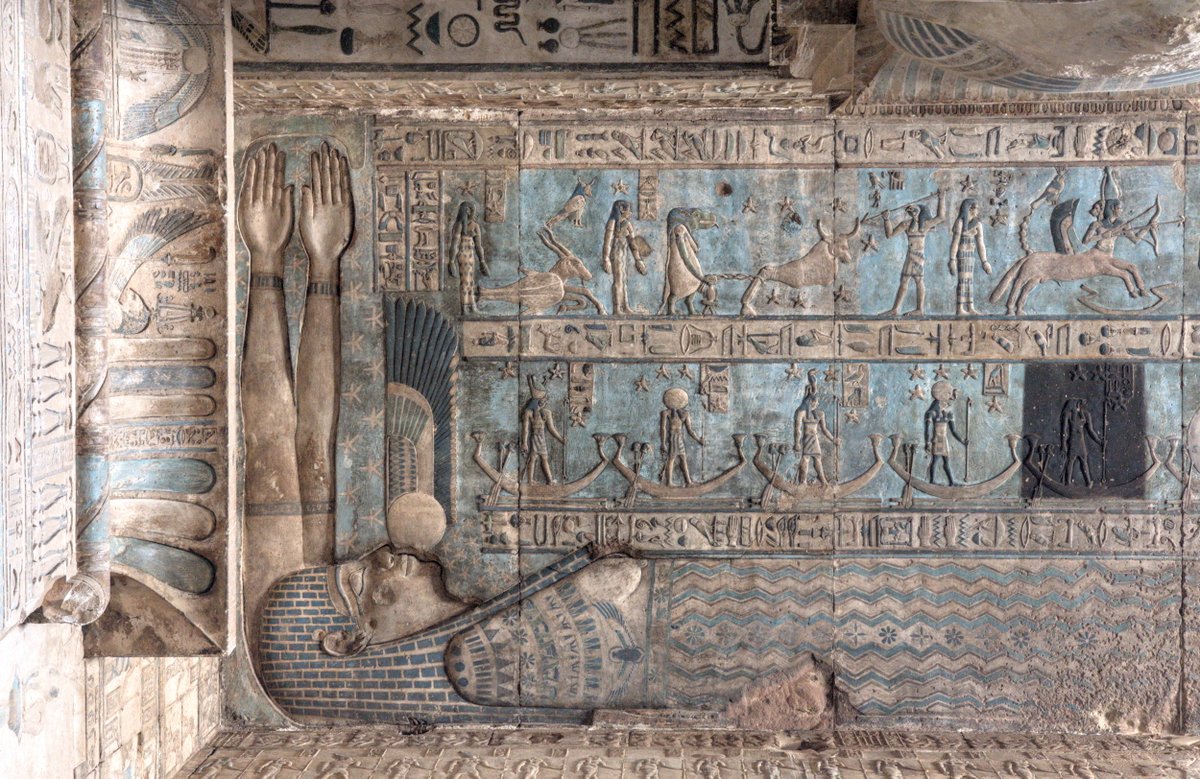 pintafontes's tweet photo. O templo de Dendera foi para min o mais bonito dos que vin en Exipto. Enormes salas de columnas que sosteñen teitos decorados con relevos policromados. En particular aqueles co percorrido do Sol polo inframundo durante a noite, coas constelacións exipcias.
https://t.co/1gS12qgsiE https://t.co/83cY9oJ92Z