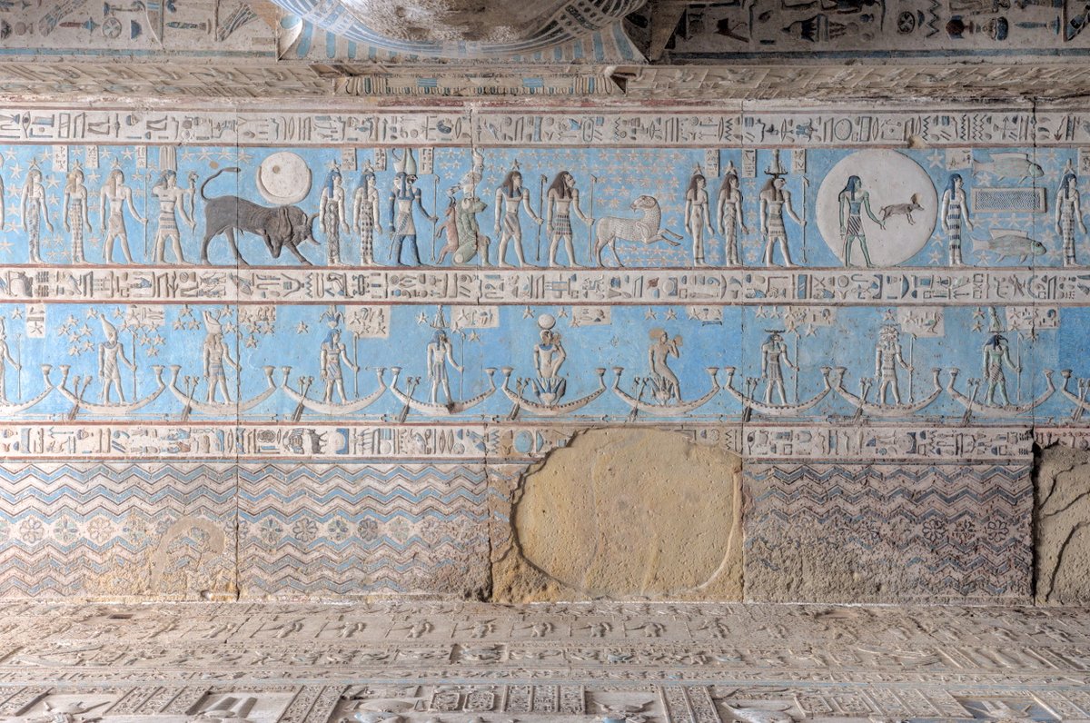 O templo de Dendera foi para min o mais bonito dos que vin en Exipto. Enormes salas de columnas que sosteñen teitos decorados con relevos policromados. En particular aqueles co percorrido do Sol polo inframundo durante a noite, coas constelacións exipcias.
deviaxe.es/2024/01/un-dia…