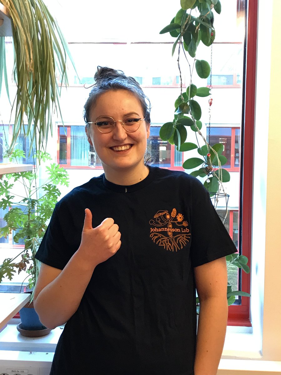 Marieke van der Poel came from Utrecht to is join us for an internship. She got her own lab T-shirt 😊 and will let the (spore-) killers go alive again by picking up the work on meiotic drive in Neurospora! 
Thanks for joining us!