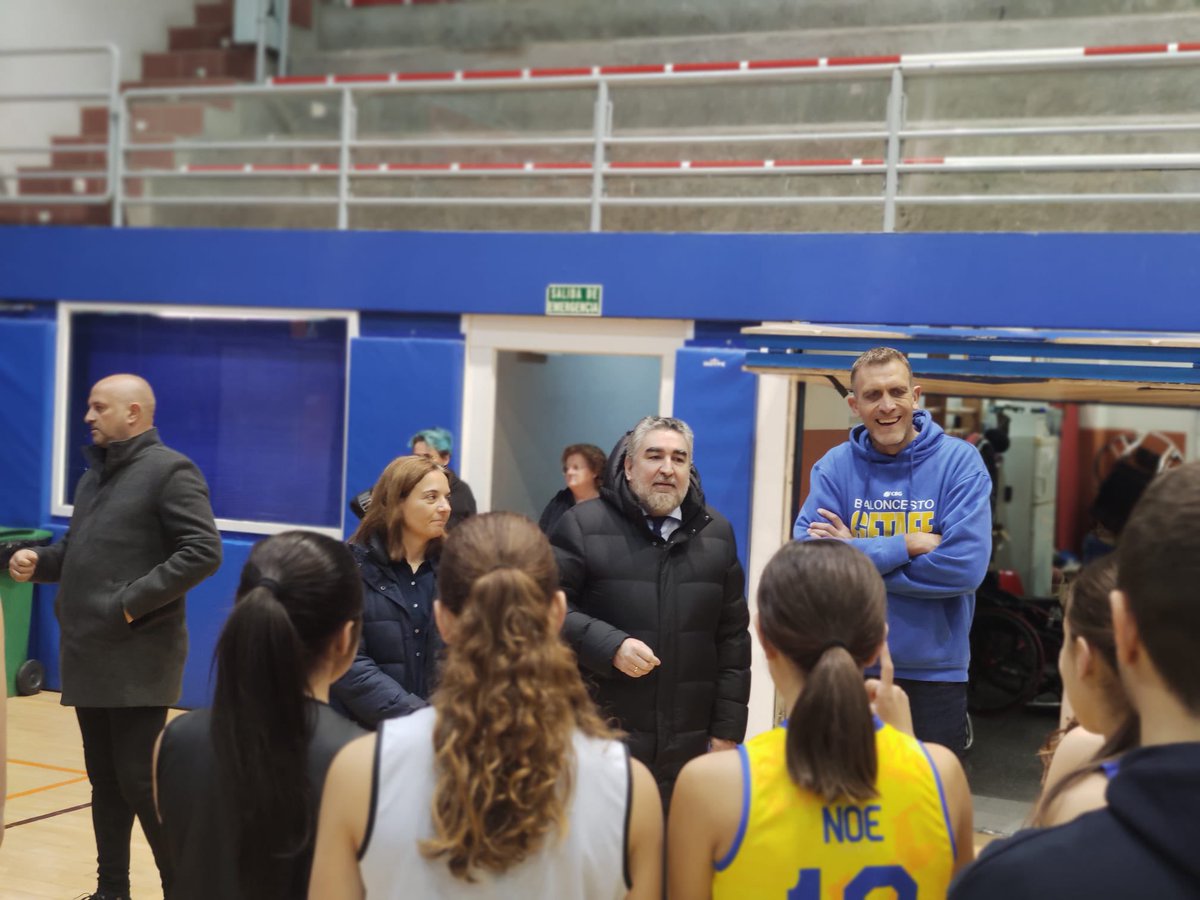 CSD (@deportegob) on Twitter photo 🏟️ El presidente del CSD, <a href="/jmrdezuribes/">José Manuel Rodríguez Uribes</a>, ha visitado hoy el polideportivo Juan de la Cierva de Getafe junto a la alcaldesa de la ciudad, Sara Hernández. 🏟️ El presidente del CSD, <a href="/jmrdezuribes/">José Manuel Rodríguez Uribes</a>, ha visitado hoy el polideportivo Juan de la Cierva de Getafe junto a la alcaldesa de la ciudad, Sara Hernández.