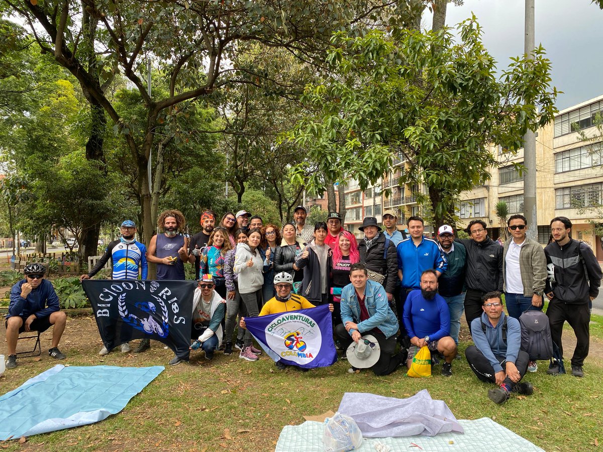 QuenaRibadeneir's tweet photo. En el #DiaSinCarro estuvimos en el #BiciPicNic 🍇🍉🍊🚲🛴 con colectivos y amigos compartiendo y conspirando por una movilidad activa y sostenible🚲 nuestro compromiso será seguir ampliando los espacios de incidencia y participación, infraestructura, mejorando la seguridad y la promoción de otras formas de transporte que cuiden el medio ambiente. Seguimos escuchando a la ciudanía y nos preparamos para llevar estos insumos al debate del nuevo Plan de Desarrollo.