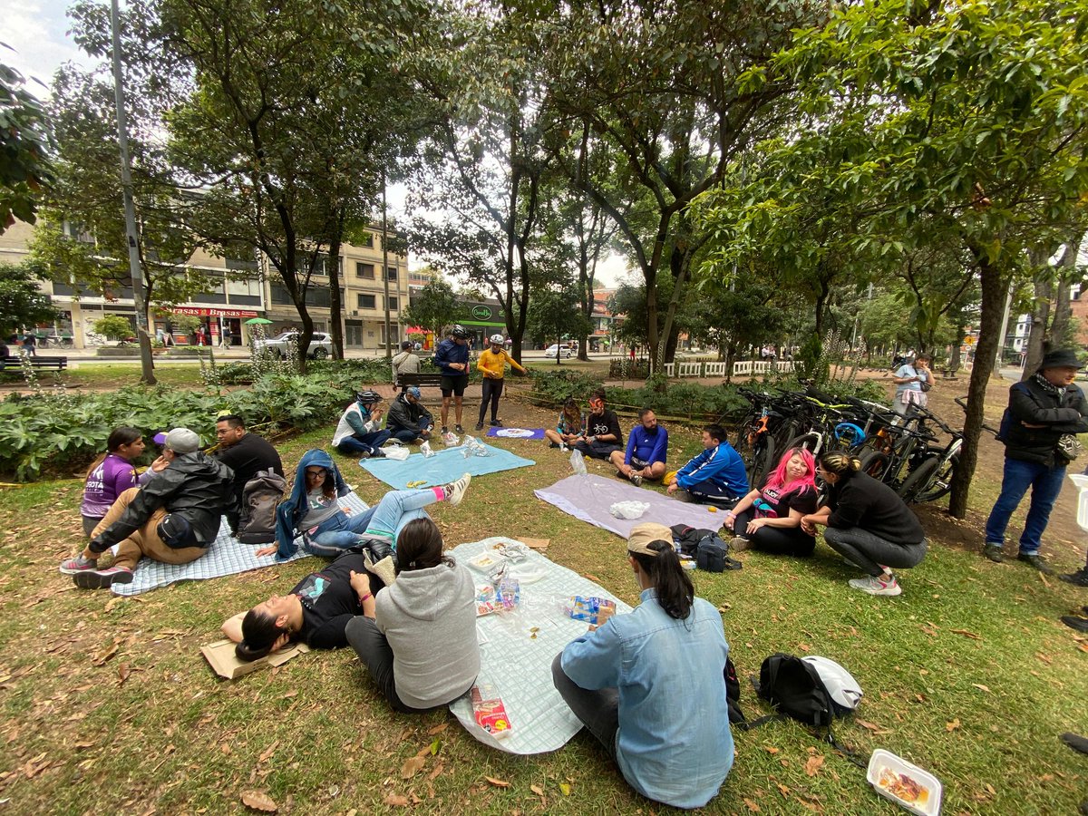QuenaRibadeneir's tweet photo. En el #DiaSinCarro estuvimos en el #BiciPicNic 🍇🍉🍊🚲🛴 con colectivos y amigos compartiendo y conspirando por una movilidad activa y sostenible🚲 nuestro compromiso será seguir ampliando los espacios de incidencia y participación, infraestructura, mejorando la seguridad y la promoción de otras formas de transporte que cuiden el medio ambiente. Seguimos escuchando a la ciudanía y nos preparamos para llevar estos insumos al debate del nuevo Plan de Desarrollo.