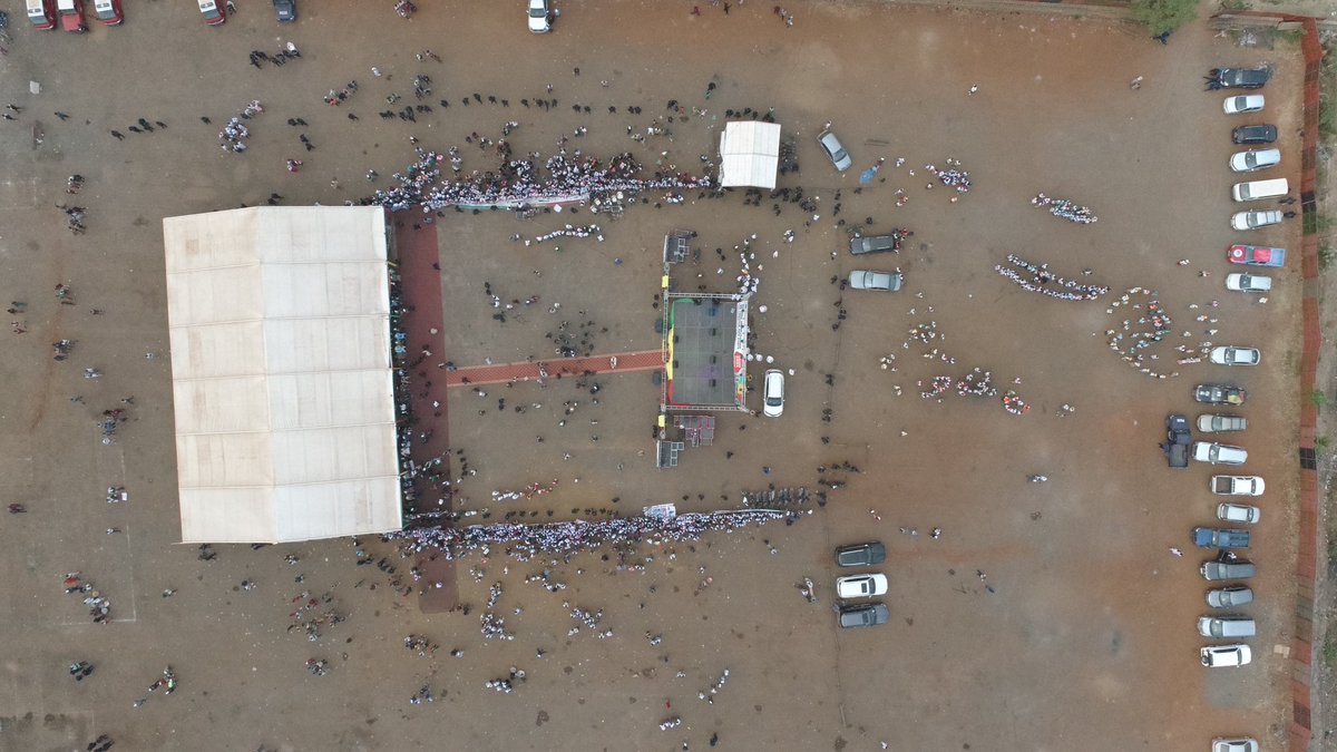 Une vue aérienne de la mobilisation générale à Bamako en soutien aux États de l'#AES concernant la décision de retrait de la #CEDEAO. Cette mobilisation a été lancée et organisée par le gouvernement du Mali à la place du cinquantenaire.  

Crédit photo : Capi 
#Bèki_Takè