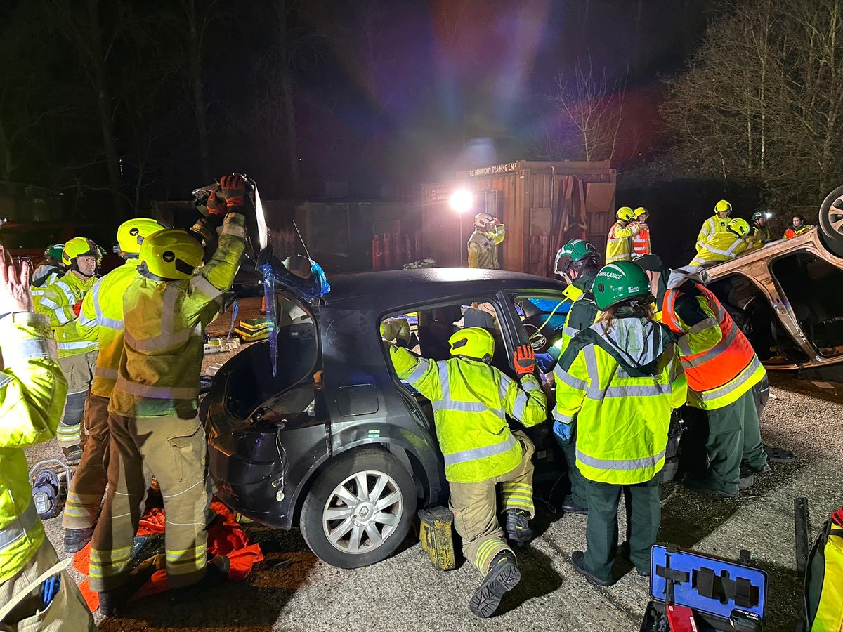A 3 car RTC drill with multiple casualties run last week organised by @GGHFRS 
These multi agency working drills are vital for successful collaboration at real incidents. A successful drill for everyone involved 🚑🚒🚓🎧
@HertsFRSControl @EastEnglandAmb 
#jointworking #Jesip