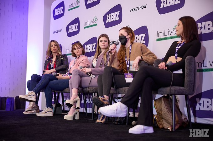 Oh here are a few @XBIZ pics 😌   Feat @Chloewildd @missmarymoody @Caseykissesxoxo https://t.co/NQR9h<a class="tags" href="/tag/xbiz">@xbiz</a><a class="tags" href="/tag/chloewildd">@chloewildd</a><a href="/tag/maybloom"class="tags"><span>#maybloom</span></a>