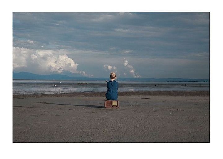 "Con esta moneda
me voy a comprar
un ramo de cielo
y un metro de mar,
un pico de estrella,
un sol de verdad,
un kilo de viento,
y nada más".

"Nada más", María Elena Walsh.
📷Cristina Coral