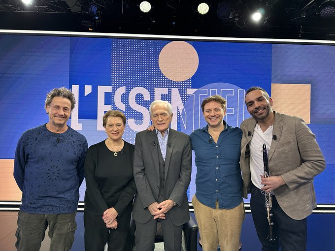 MediasFrance's tweet photo. A 18H sur C8 dans #LECL :
Colette Maciet
Sébastien Azzopardi
Gilles de Maistre https://t.co/qALvisqoaX
