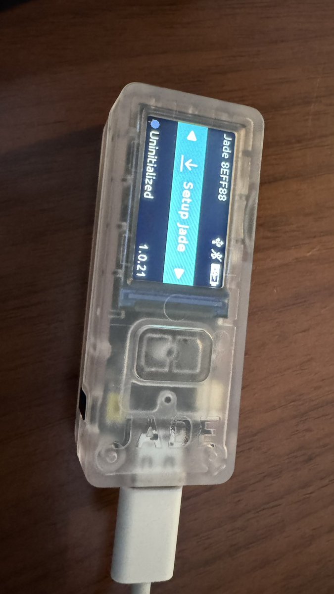 RicardoBSalinas's tweet image. Claro que si, de hecho estoy probando unos nuevos gadgets para mis carteras de #Bitcoin 😌