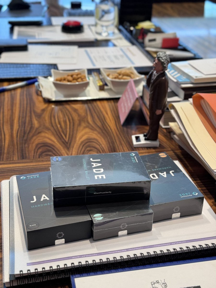 RicardoBSalinas's tweet image. Claro que si, de hecho estoy probando unos nuevos gadgets para mis carteras de #Bitcoin 😌