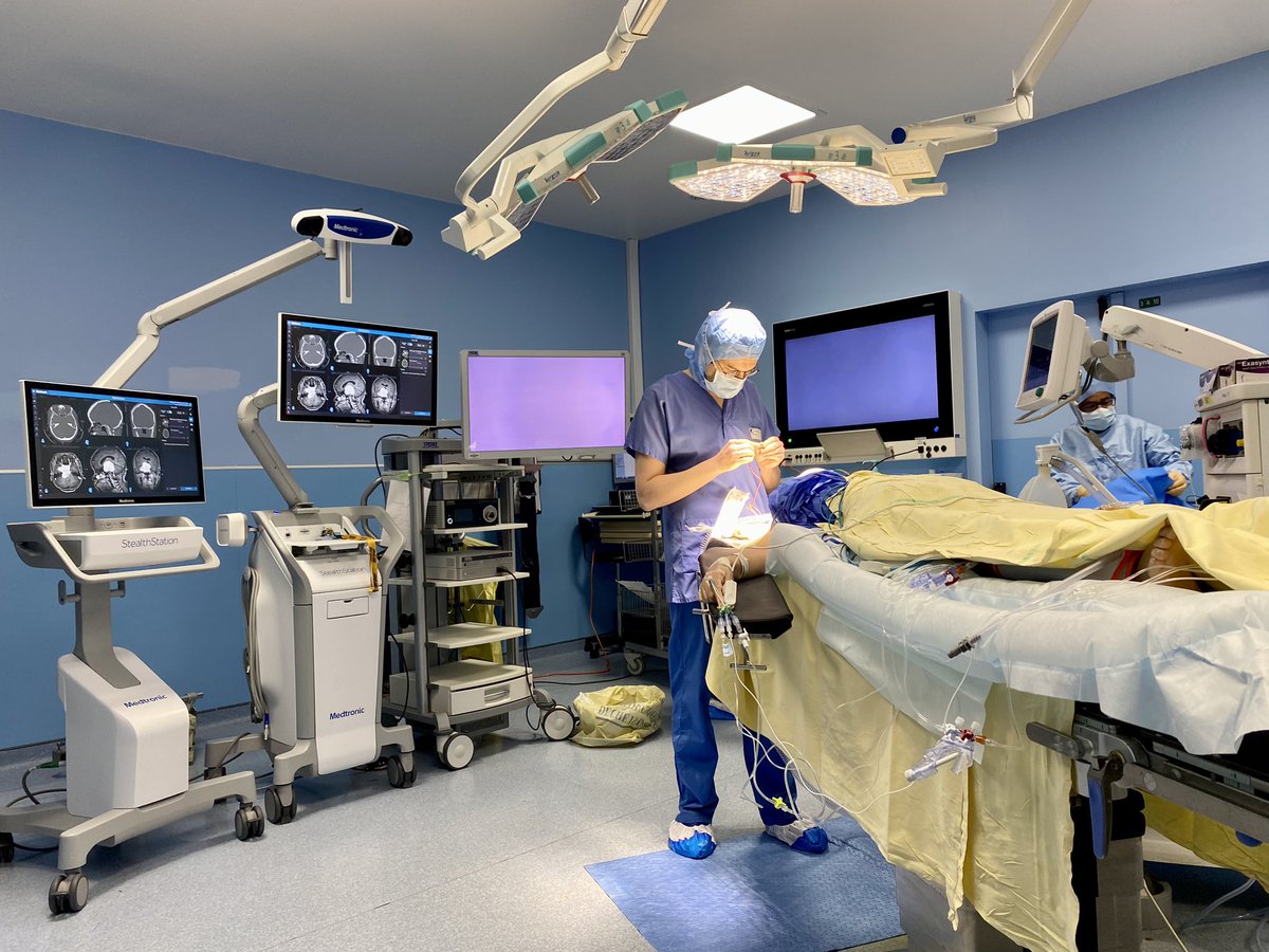 cyriltrd's tweet photo. Une tumeur, plus de 8 heures.
Un patient, 8 soignants…
🙏 à ceux qui ne comptent pas leur temps ! https://t.co/BfaY2f37fU