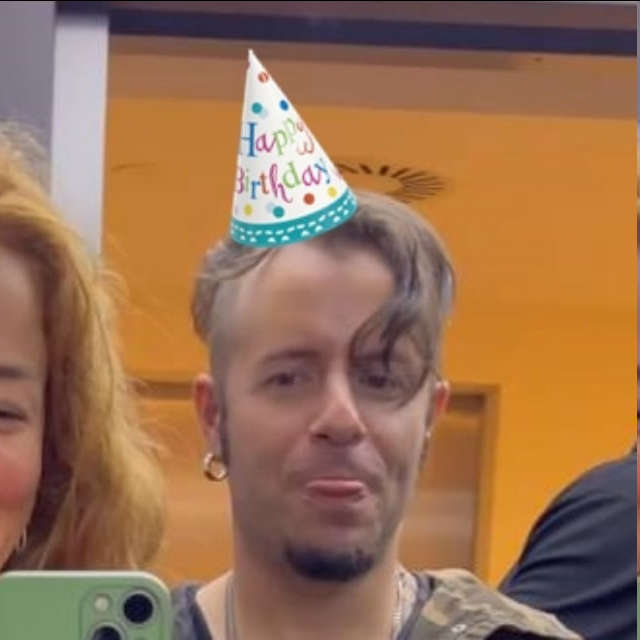 Bu seneki profil fotoğrafımız tabii ki dil çıkaran <a href="/emreaydin/">emre aydın</a> ! Şapkası da çok yakıştı. 🫶