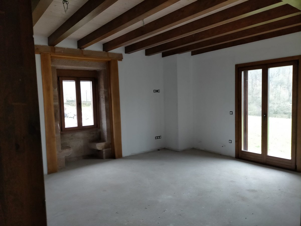 ✅Barnekoa erakusteko unea da. Hor ere egurra eta harria protagonistak. 

➡️Zer iruditzen baserriak zituen leihoetako eserlekuak? 

Beste adierazgarria aislamentuarena da, bere osotasunean ongi aislatu dugu ahalik eta efizientena izateko. 

#baztan #kabia #egurra #harria