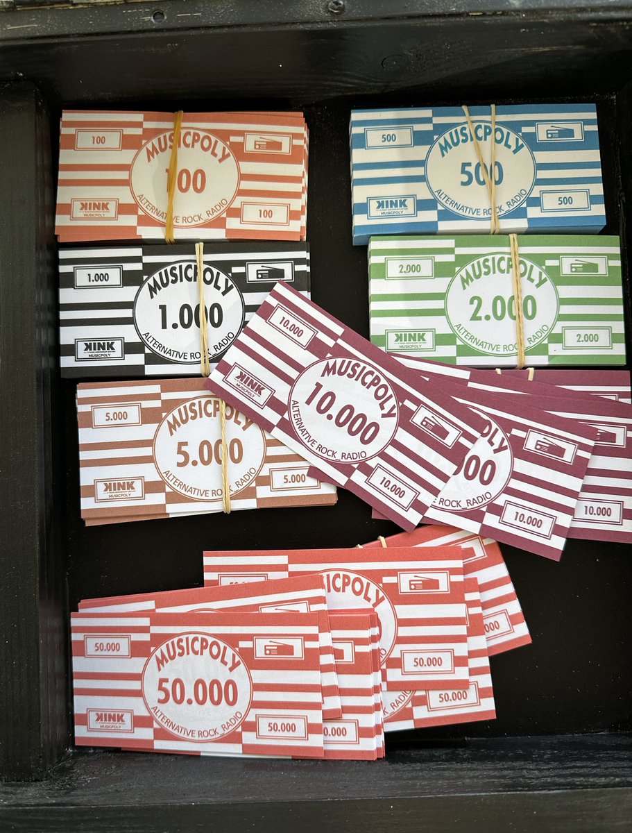 Tgv het 5-jarig bestaan van <a href="/KINKpuntnl/">KINK</a> maakte Alex Meulenberg deze speciale Musicpoly, een verjaardagscadeau voor iedereen bij KINK. Een prachtig kunstwerk! 🙏😍