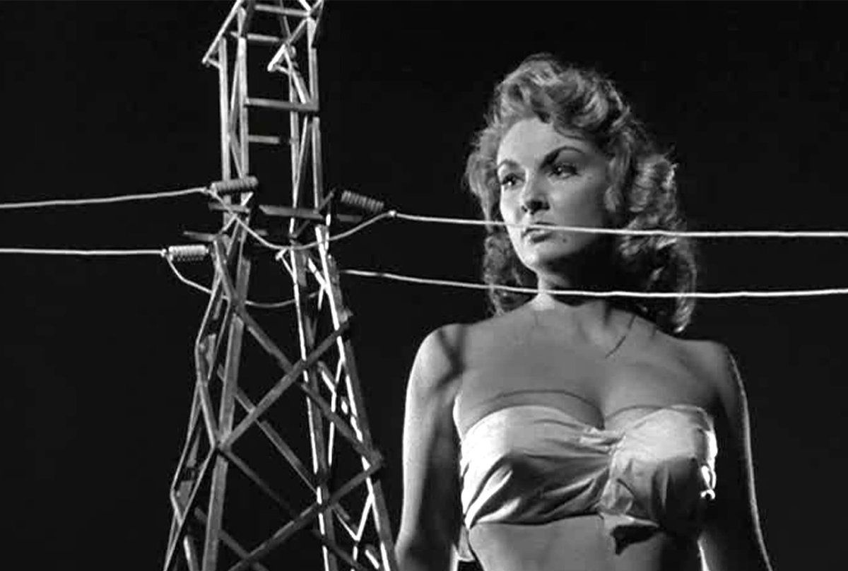Tim Burton's next remake is a new version of the '50s B-classic ATTACK OF THE 50 FOOT WOMAN! rue-morgue.com/tim-burton-tak… #TimBurton #AttackOfThe50FootWoman