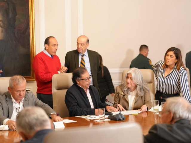 La Silla Vacía (@lasillavacia) on Twitter photo El presidente <a href="/petrogustavo/">Gustavo Petro</a> se reunió con sus ministros anoche. Fue tanta la tensión que hubo un ofrecimiento de renuncia general del gabinete.
Y ya es un hecho que se va el director de Planeación Nacional, Jorge Iván González.
Va hilo. 🧵 El presidente <a href="/petrogustavo/">Gustavo Petro</a> se reunió con sus ministros anoche. Fue tanta la tensión que hubo un ofrecimiento de renuncia general del gabinete.
Y ya es un hecho que se va el director de Planeación Nacional, Jorge Iván González.
Va hilo. 🧵