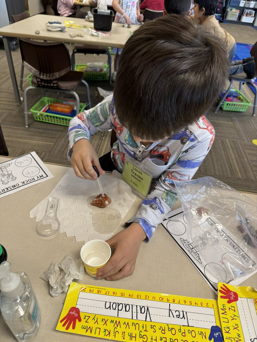 These Spiderlings are “rocking” their rock property observations! <a href="/Boyer_Elem_PISD/">Boyer Elementary</a> #teamboyer