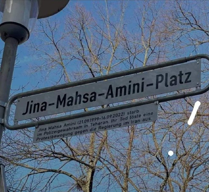 Almanya: Hannover'de Jina-Mahsa-Amini caddesi

🔴 Almanya'nın Hannover kentindeki bir caddeye İran'da ahlak polisi tarafından katledilen Kürt kadını Jina Mahsa Amini'nin ismi verildi...

Belediye meclisinin almış olduğu kararla kentteki, Minister-Stüve-Strasse ve Gartenallee
