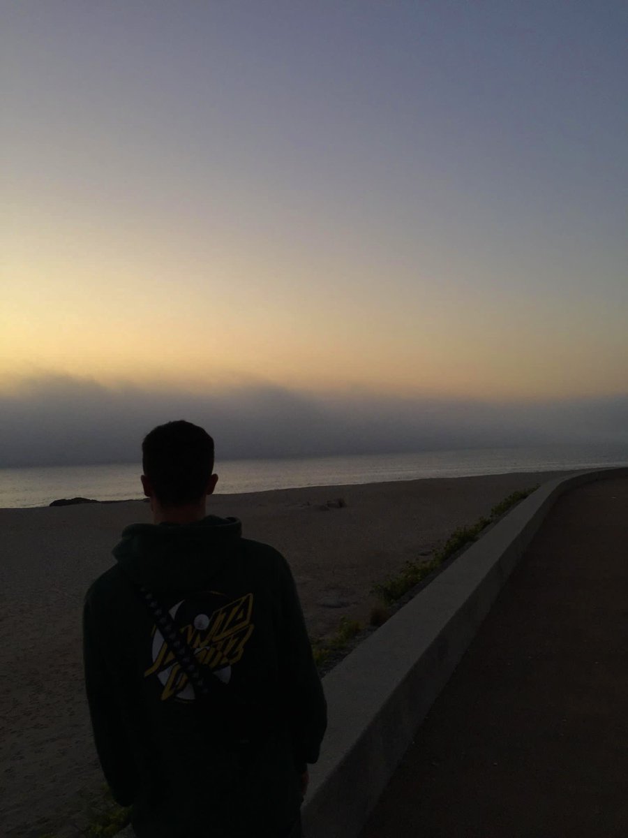 Tu 'tás ressabiado uma beca
Na seca, eu virei chafariz 
Tu manda acalmar o teu brother
Que ele anda a pensar com o nariz 
Eu ando ensonado e sem pressa
No meio de estúdios, camarins 
A fazer fumo com o meu Zeca, cagamos p'ó que a fama diz