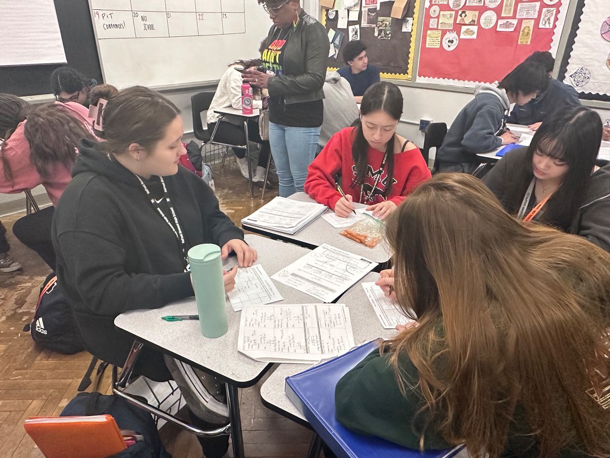 SFosterJCPS's tweet photo. Students at @duPontManual were highly engaged in mathematical thinking. Grappling, discourse, and literacy connections are clearly a part of the mathematics classroom culture here! https://t.co/bkHP4rQFXq