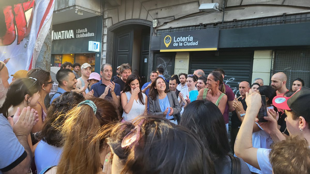 Hoy, concentramos en repudio a la detención arbitraria de Ivana Bunge, Jennifer Bogarin, Agustina González y Abril Taborda, junto a <a href="/marielacoletta/">Mariela Coletta</a> y <a href="/CarlaCarrizoAR/">Carla Carrizo</a>.

Lo hicimos en la calle. Debatiendo política. De cara a la ciudadanía. Como mandan nuestros 130 años de Historia.