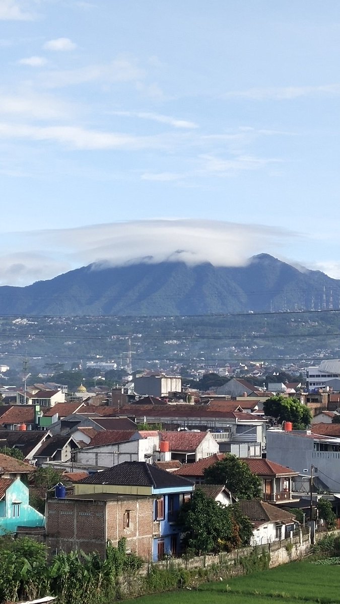 ipegope's tweet photo. Fenomena Lenticular pagi ini Gunung Burangrang.

@infobdg #infobdg #bandung #gunung https://t.co/5hiwWB4nWv