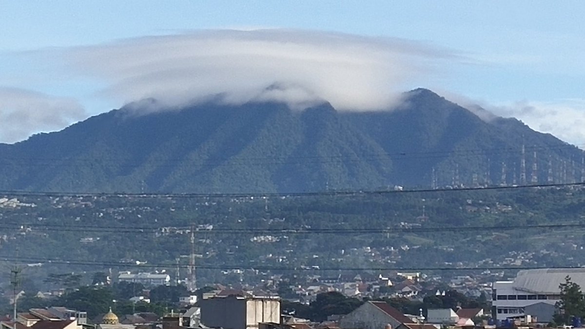 ipegope's tweet photo. Fenomena Lenticular pagi ini Gunung Burangrang.

@infobdg #infobdg #bandung #gunung https://t.co/5hiwWB4nWv