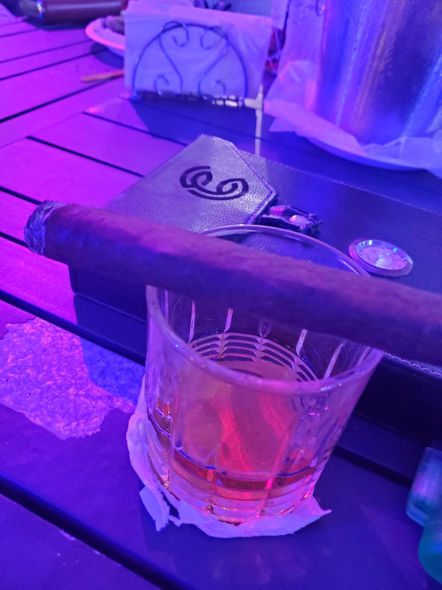 santelises's tweet photo. @cigar_do disfrutando un naked #SantéCigars https://t.co/rJVS6pUNnu