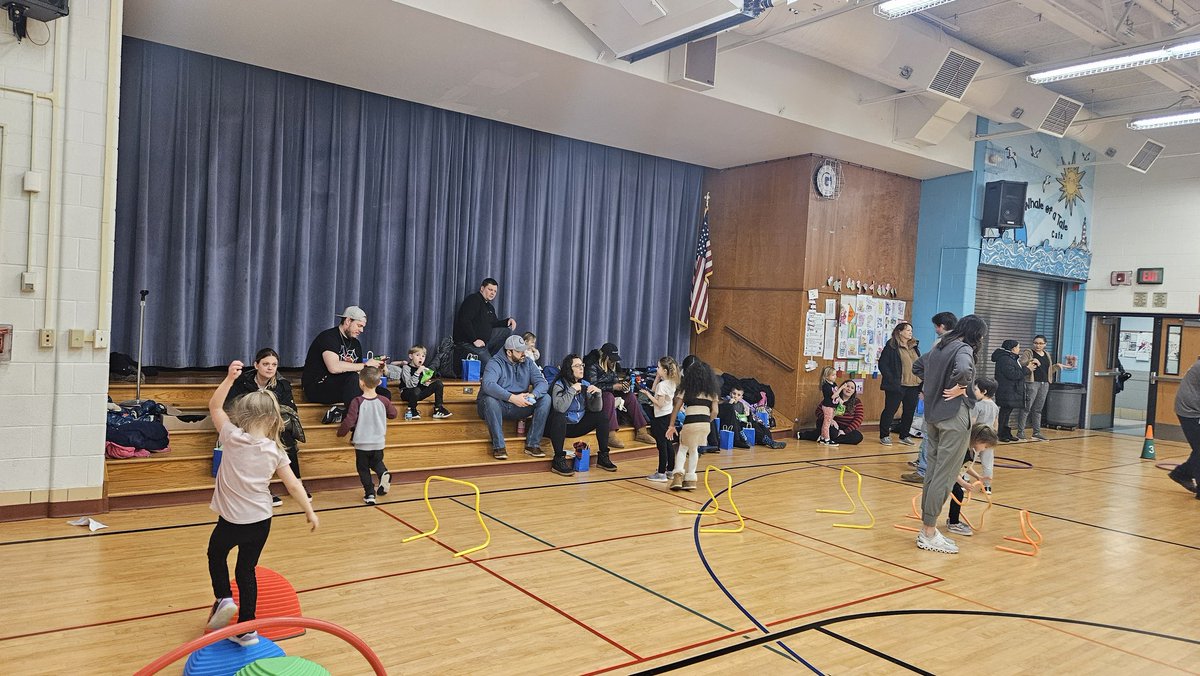 QianaPerry79's tweet photo. Open Gym Night at The ELC 🐳💙🐳
#Family #Fun #Engagement #Community #Health #HealthiKids #CommonGround #PTA @GreeceELC @mikejferris2 @CommonGroundH @GCSDcommschools @valeriekpaine @tmelore @JulieParsons203 @GCSDsuper @GreeceCentral @natcenterforcs https://t.co/1p8LQx7nnF