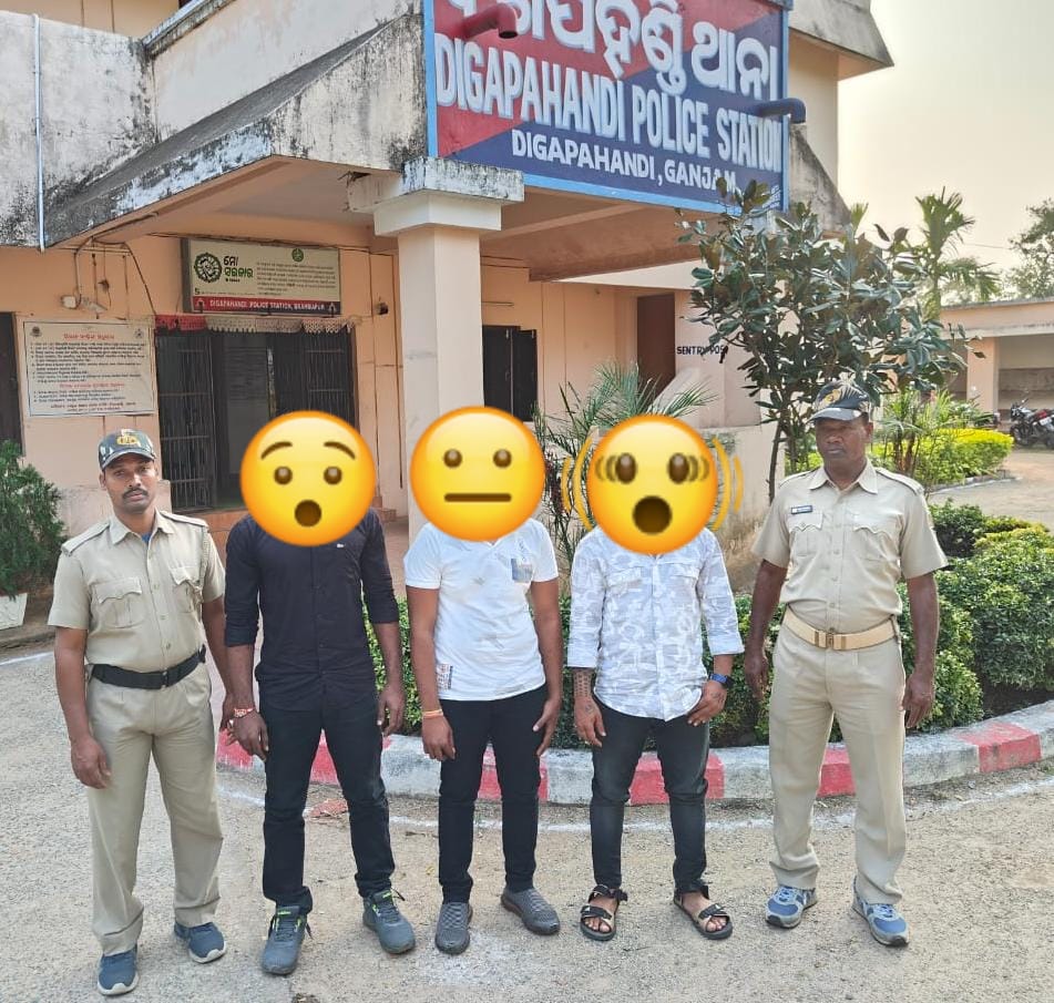 Three #Antisocials #arrested by Digapahandi Police Station. Looted money, Iron sword and mobile phone #seized from them.