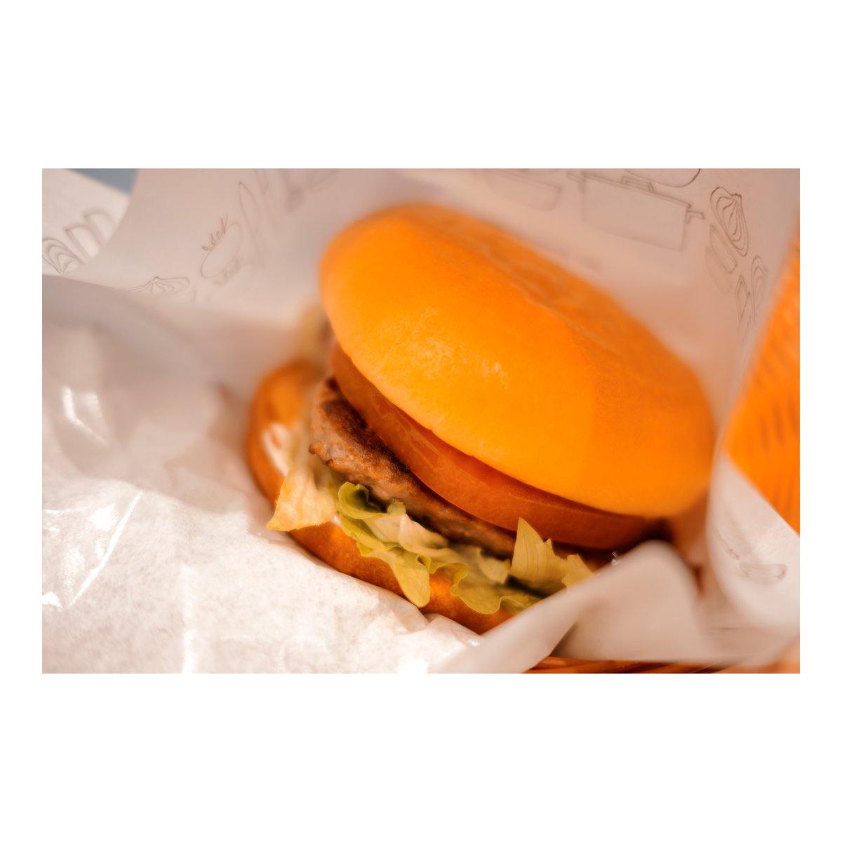 simple__st's tweet photo. 今日の朝食はモスバーガーに。2月上旬までの一頭買い 黒毛和牛バーガー 特製テリヤキソース ～ゆず胡椒風味～♩そして包装紙はワンピース仕様から元に戻っていました。

#SIGMAfp + 45mm F2.8 DG DN

#モスバーガー
#9fp https://t.co/t3T8osfFxv