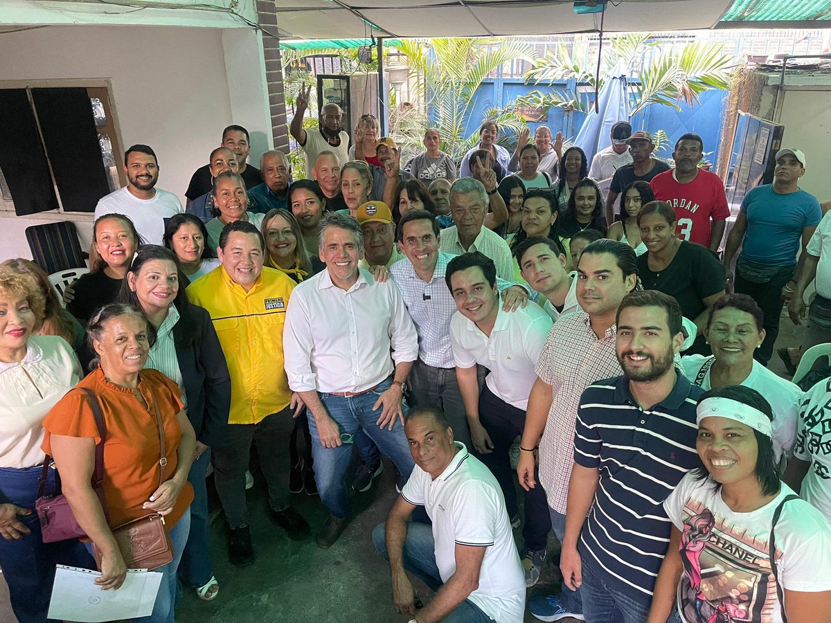 luisaguilarj's tweet photo. ¡#DandoLaCaraPorBaruta para seguir construyendo el municipio que queremos! 

Esta tarde estuve reunido con el equipo de @_pjbaruta en compañía del concejal Diego Padrón, así como los dirigentes Neomar Oviedo, Eduardo Pino, Miguel Castillo, https://t.co/IxEMc44im6