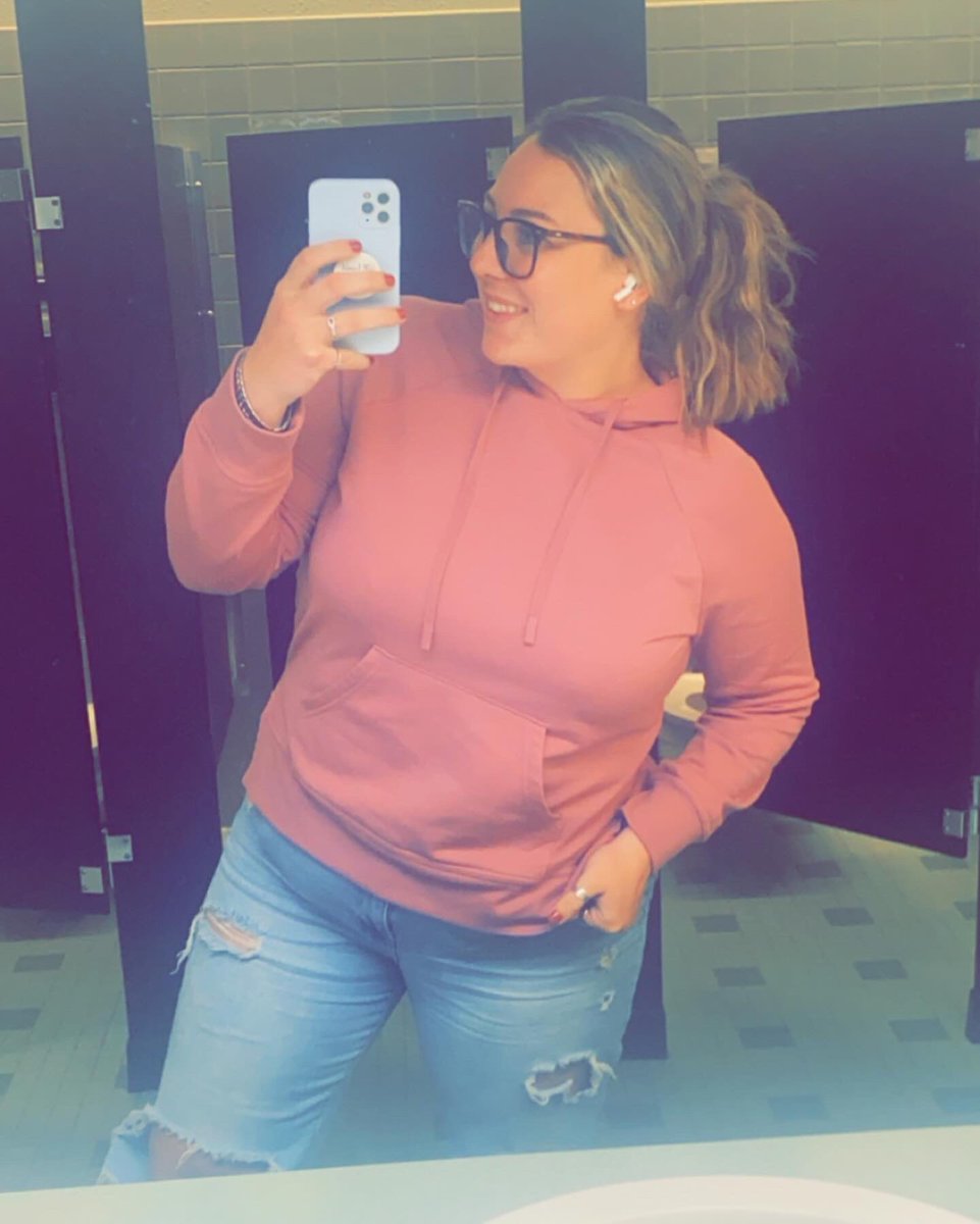 laceysteele495's tweet photo. Semester ✌🏼 maybe I do want to stay in school forever 😉 professor or Dr has kind of a nice ring to it 💁🏼‍♀️ https://t.co/yiHquM8Ee6