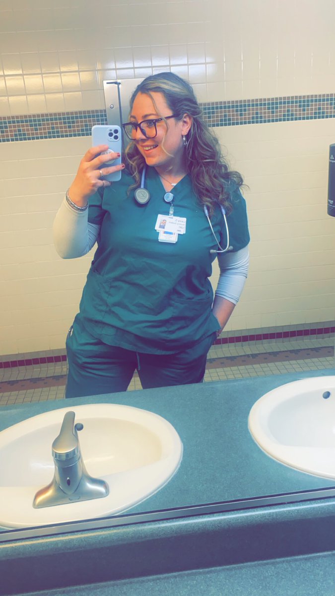 laceysteele495's tweet photo. Semester ✌🏼 maybe I do want to stay in school forever 😉 professor or Dr has kind of a nice ring to it 💁🏼‍♀️ https://t.co/yiHquM8Ee6