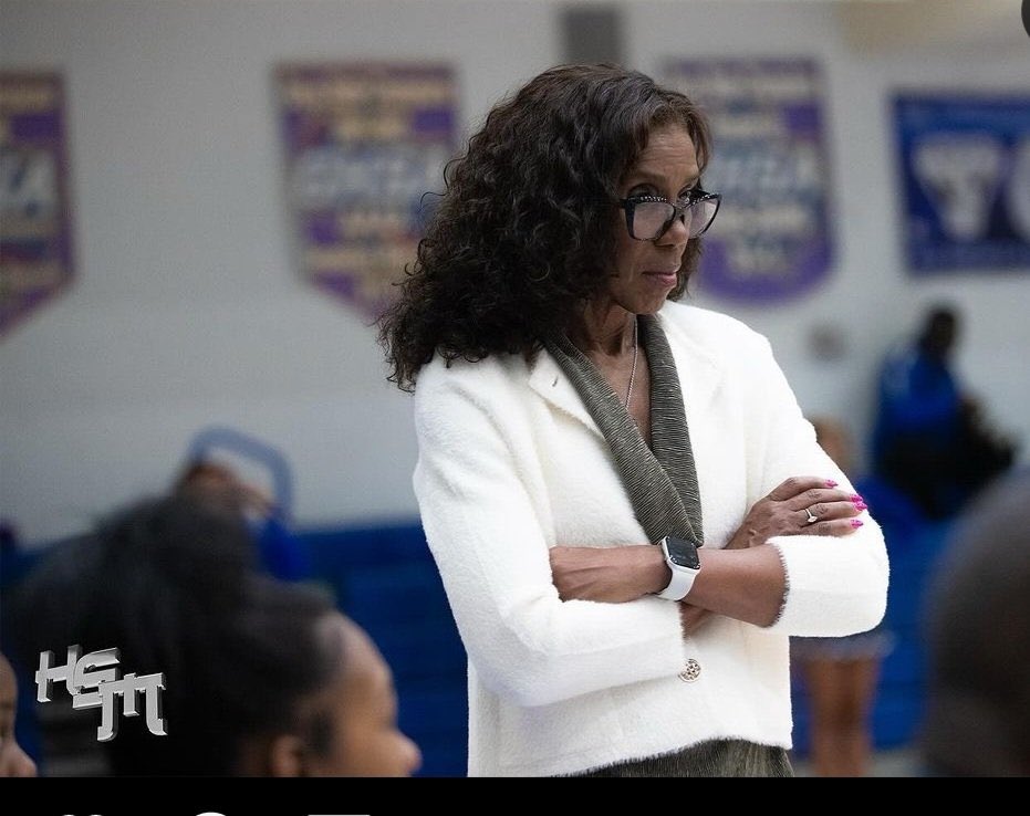 LadyWoodhouse23's tweet photo. Congratulations to our very own, Coach Hankerson on her 700th WIN!!!! 💙💪🏾 #ONEWestlake @JarvisAdamsEdu @OneWestlake @WestlakeSports1 #StructuredToWIN #WestlakeFinest 🙌🏾 https://t.co/n7jTpy5orS