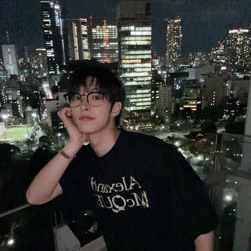 Ellie ♔ tweet media